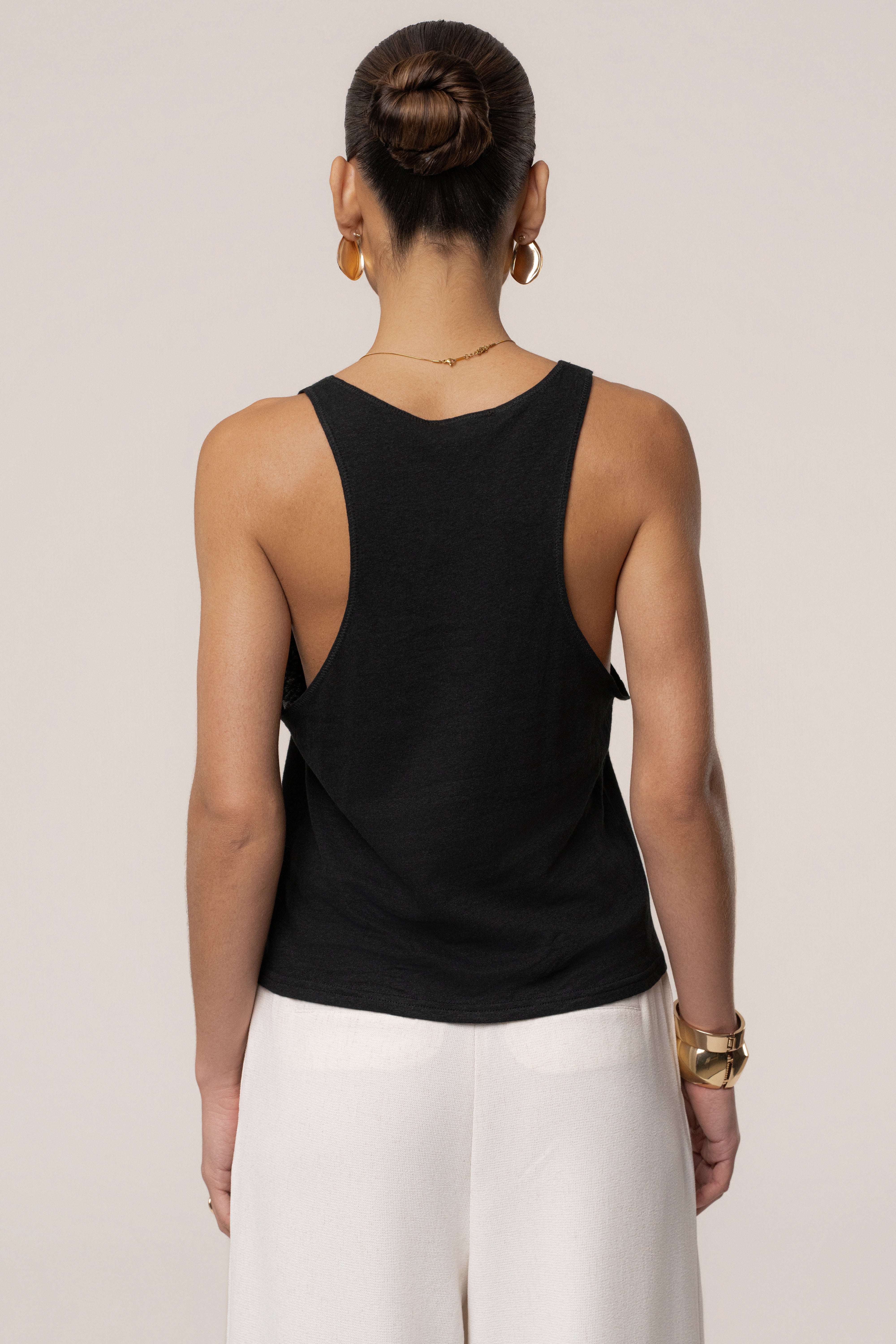 Black JLUXLABEL classic scoop neck tank top, sleeveless casual tops with a fitted silhouette and scoop neckline.