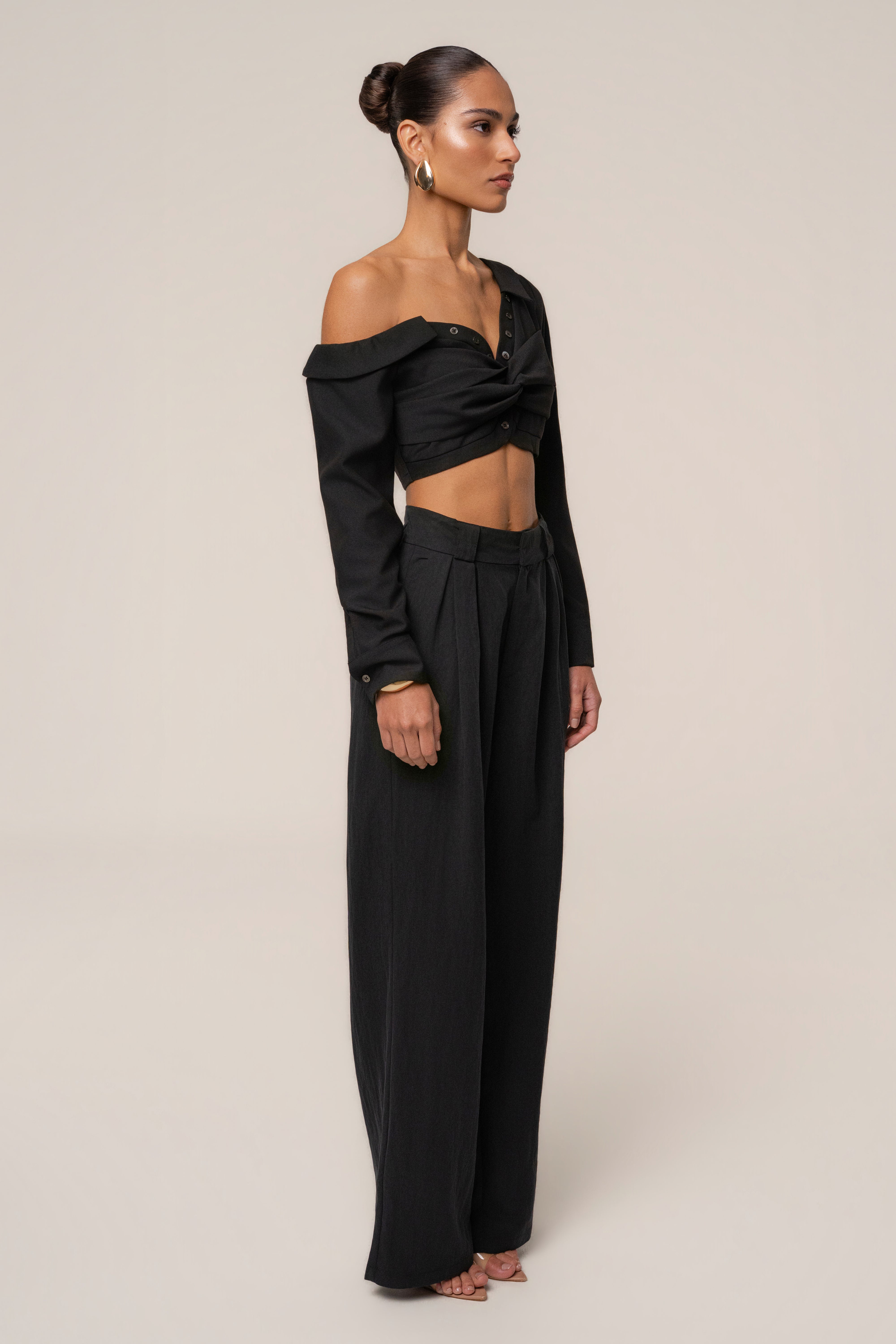 Black Off-Shoulder Twist Crop Top - JLUXLABEL