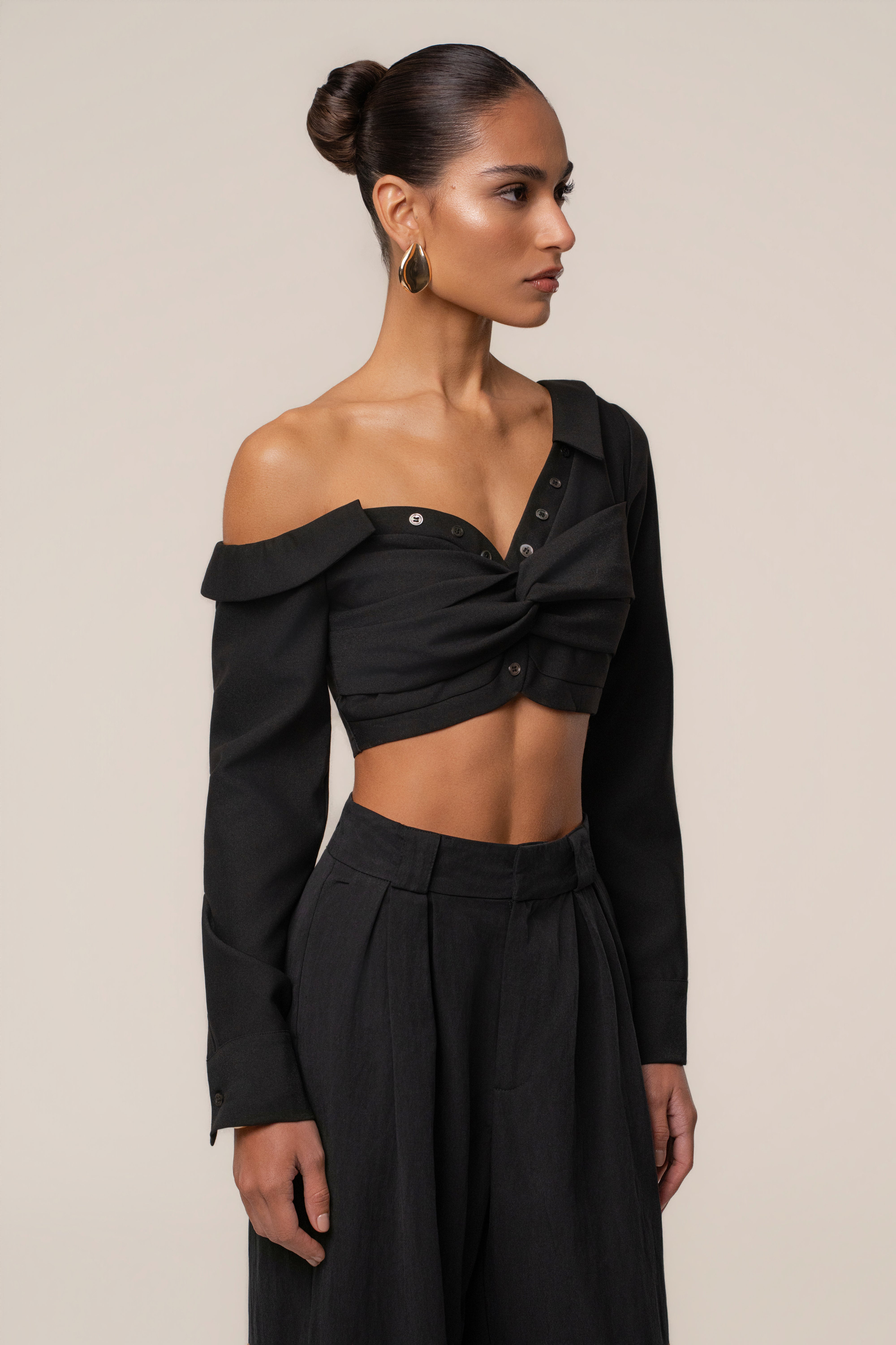 Black Off-Shoulder Twist Crop Top - JLUXLABEL