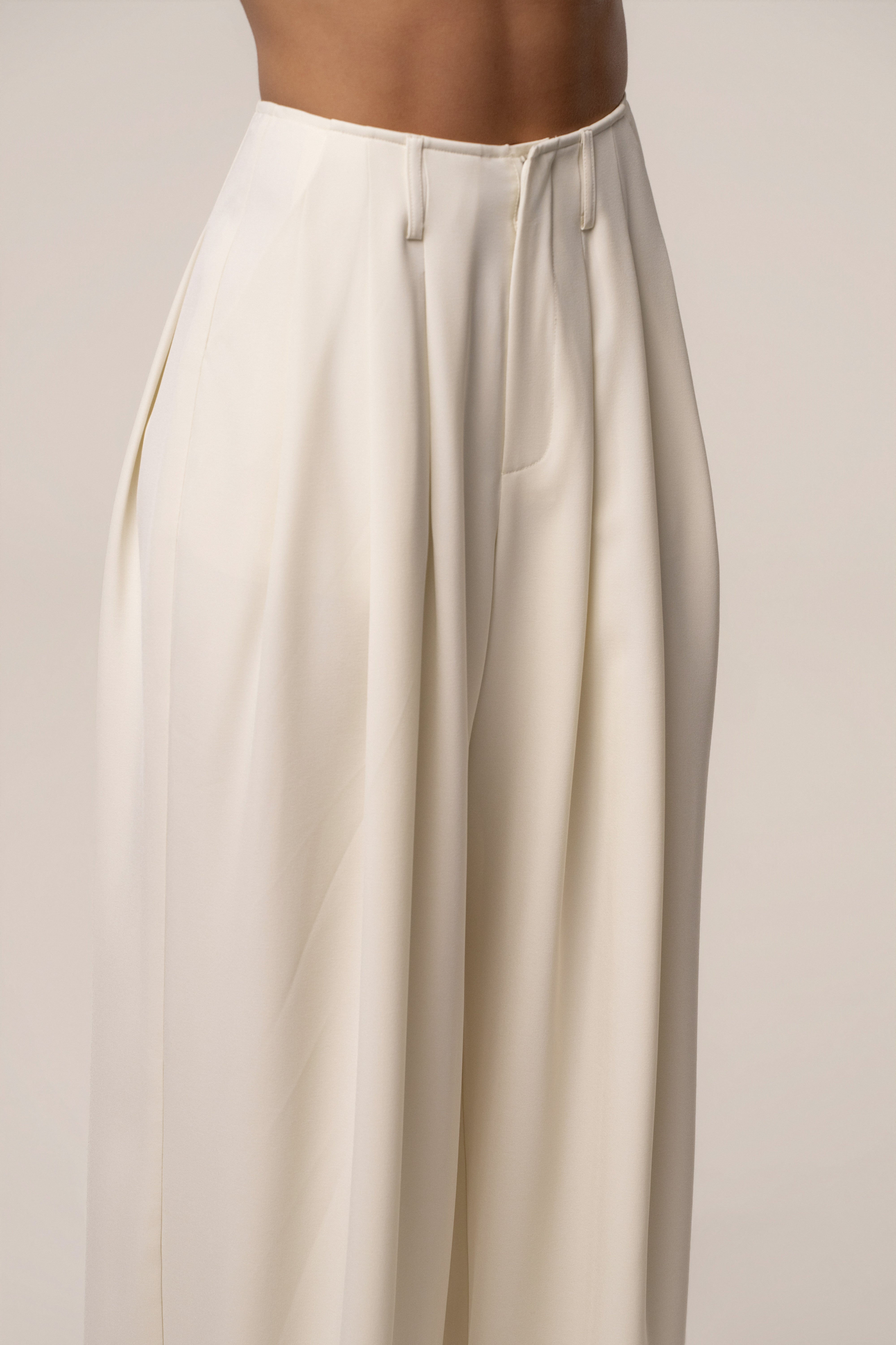 Cream JLUXLABEL pleated trouser bottoms with a relaxed fit and wide-leg design, shown on a model.