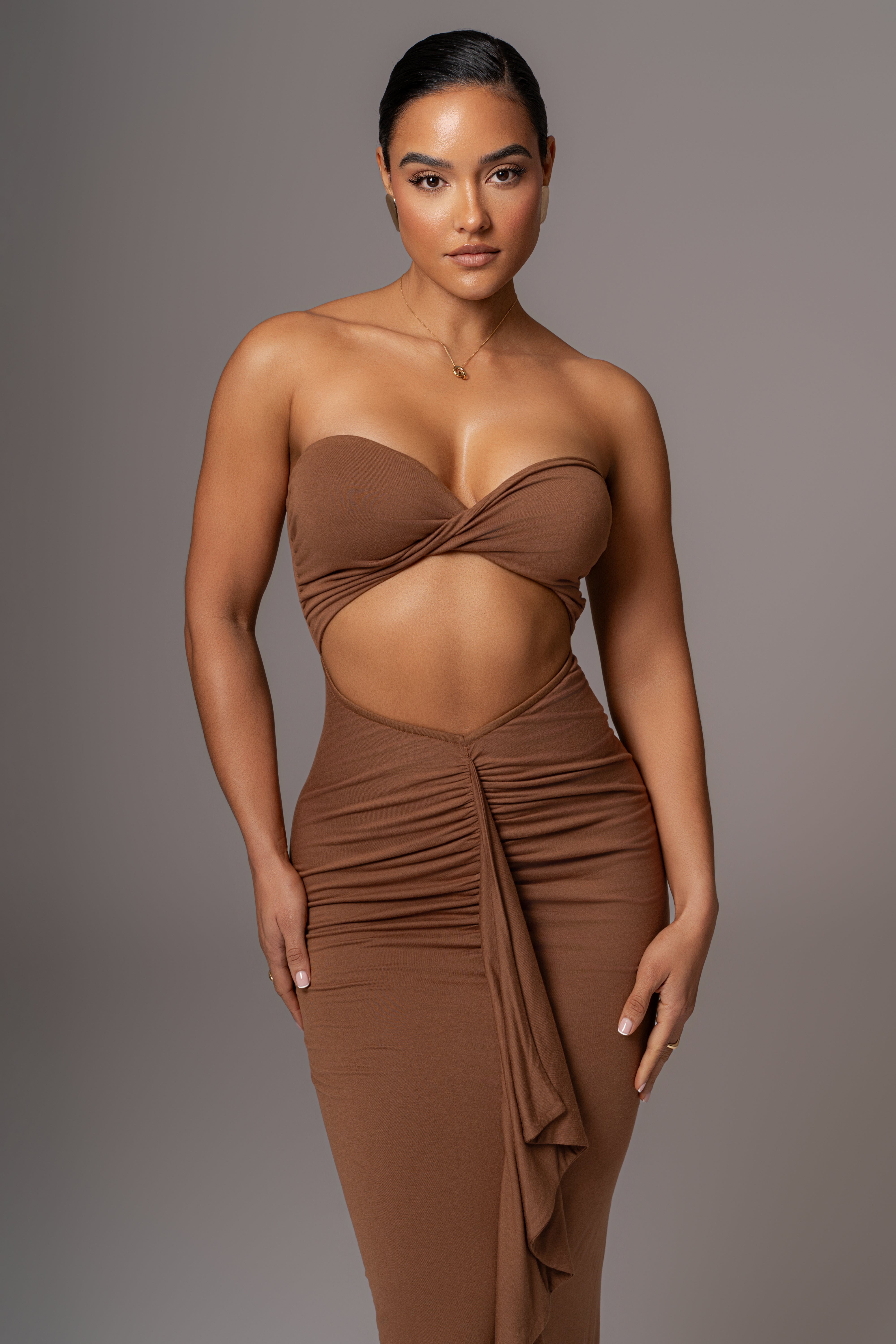 Robe maxi drapée sans bretelles en chocolat