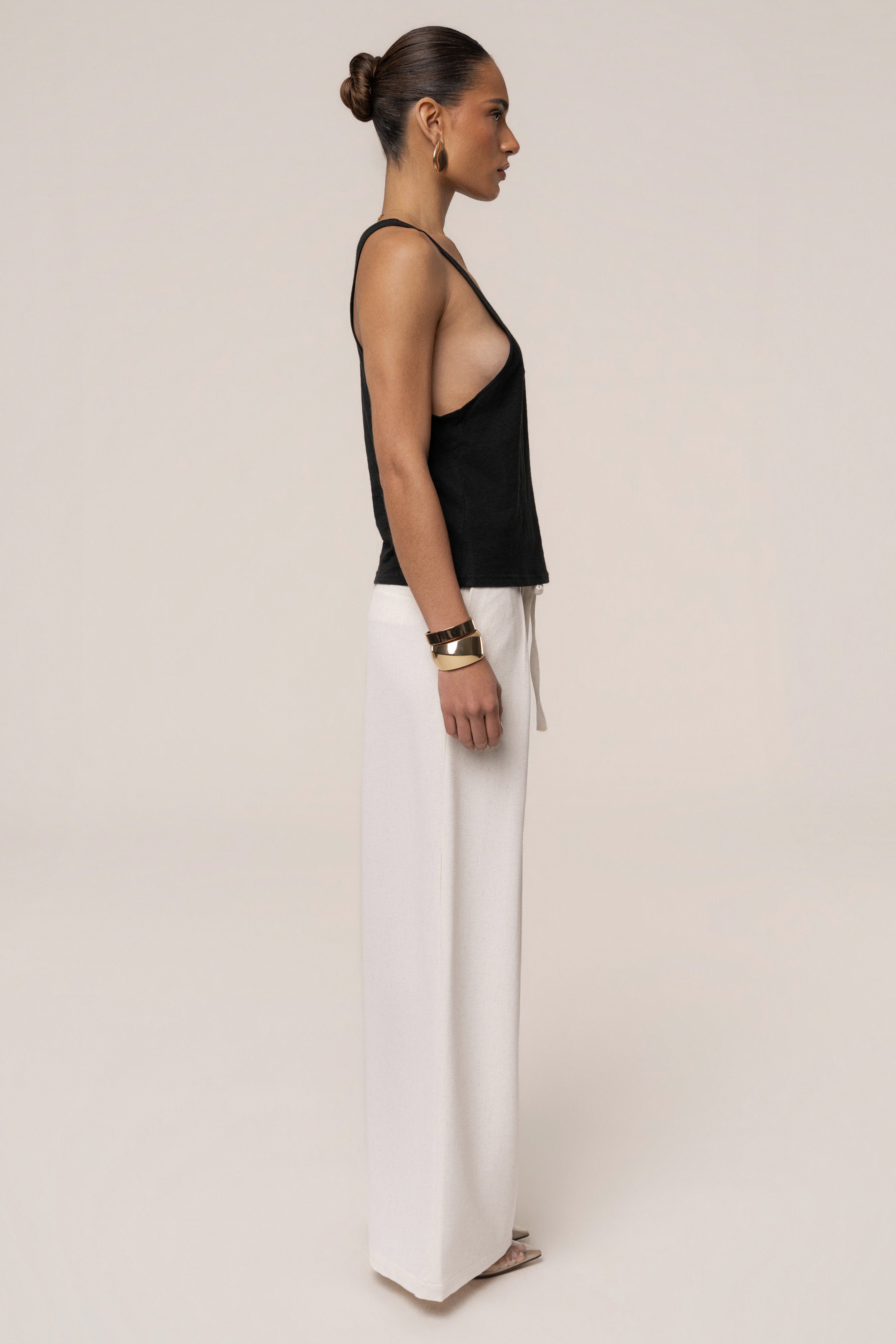 Black JLUXLABEL classic scoop neck tank top, sleeveless casual tops, soft fabric, simple stylish design, front view.