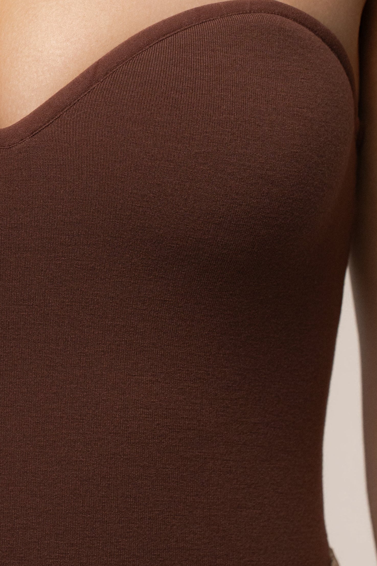Chocolate JLUXLABEL Sascha strapless bodysuit, stylish top with fitted design and smooth fabric, perfect for a chic look.