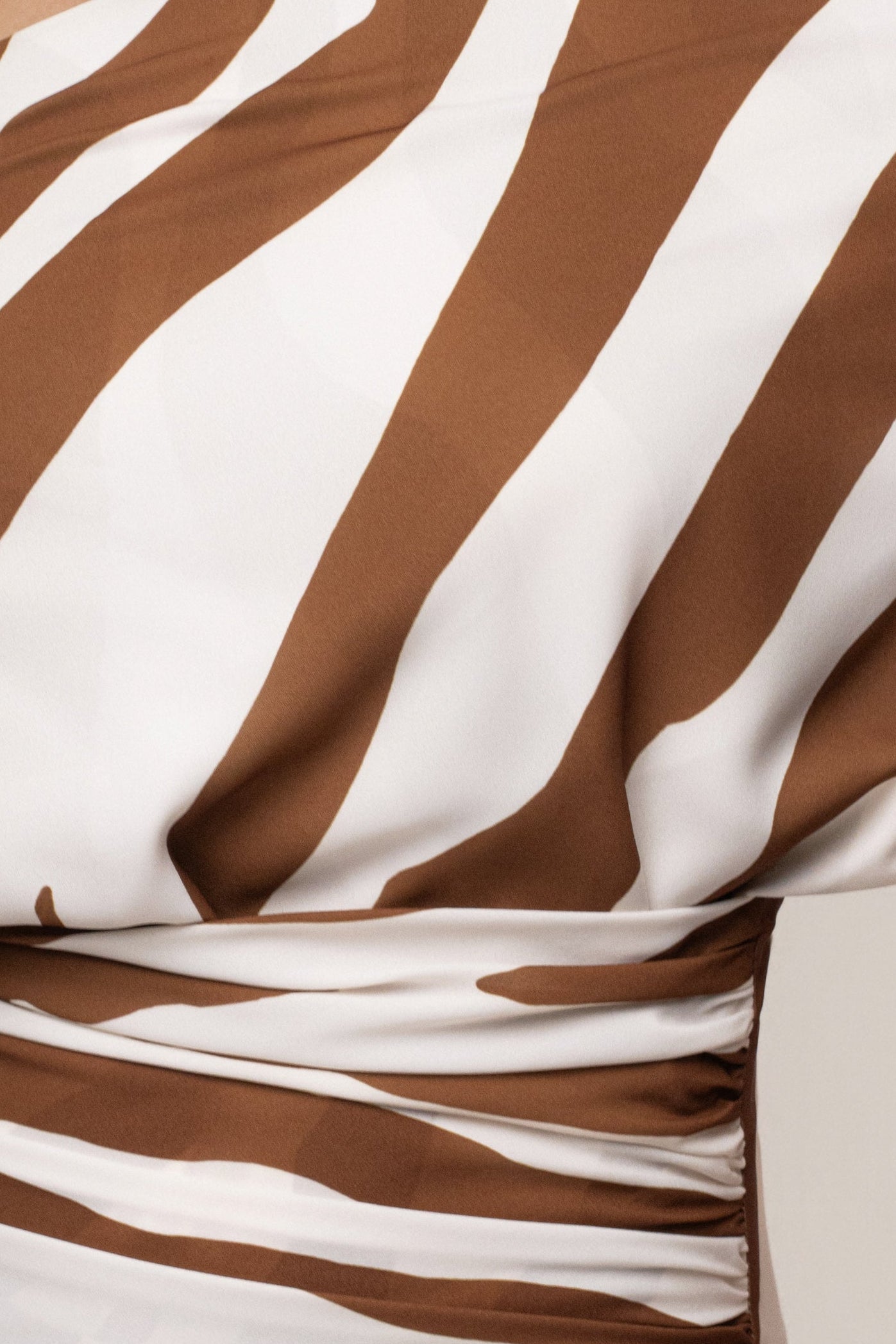 Robe longue décolletée à imprimé zèbre marron