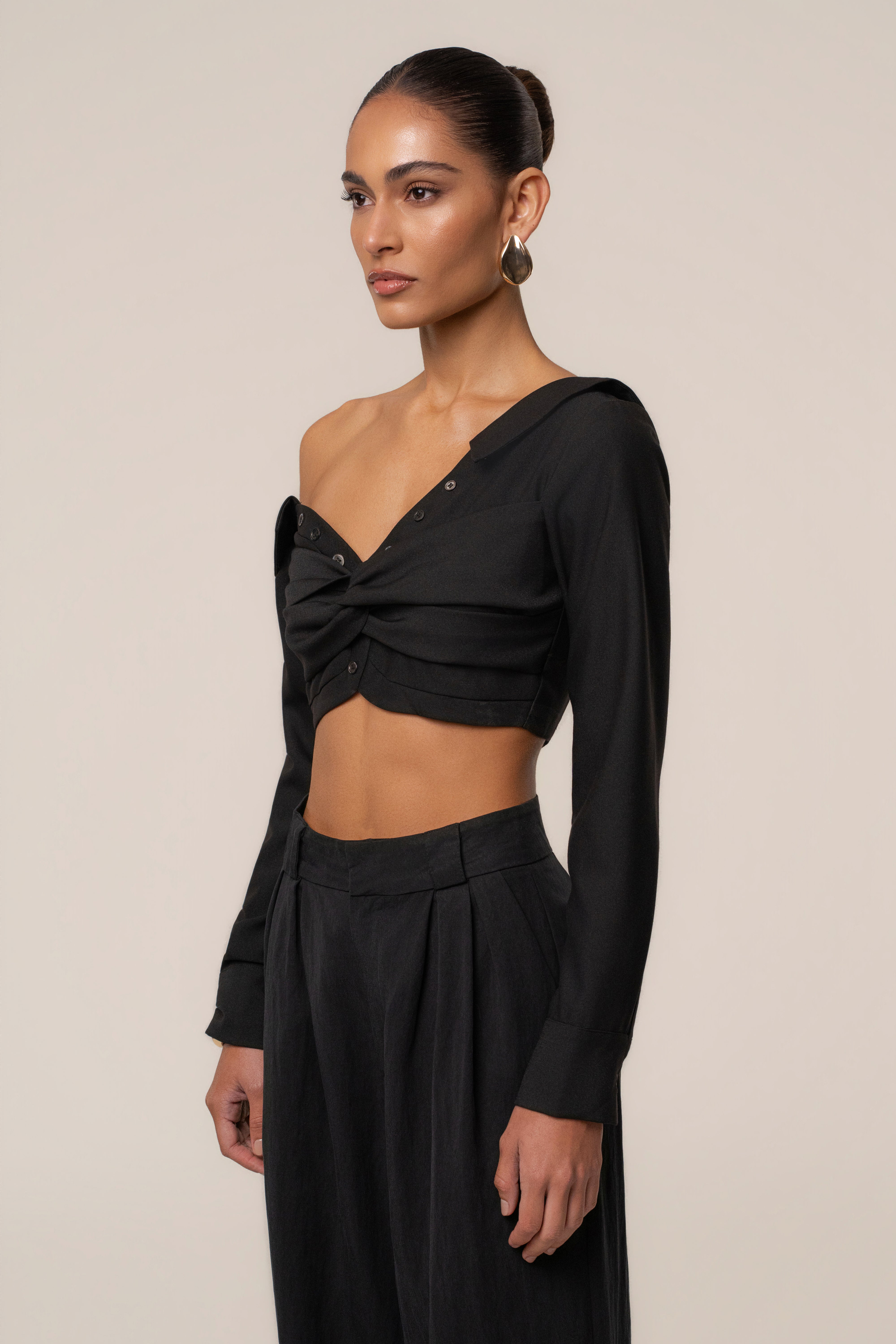 Black Off-Shoulder Twist Crop Top - JLUXLABEL
