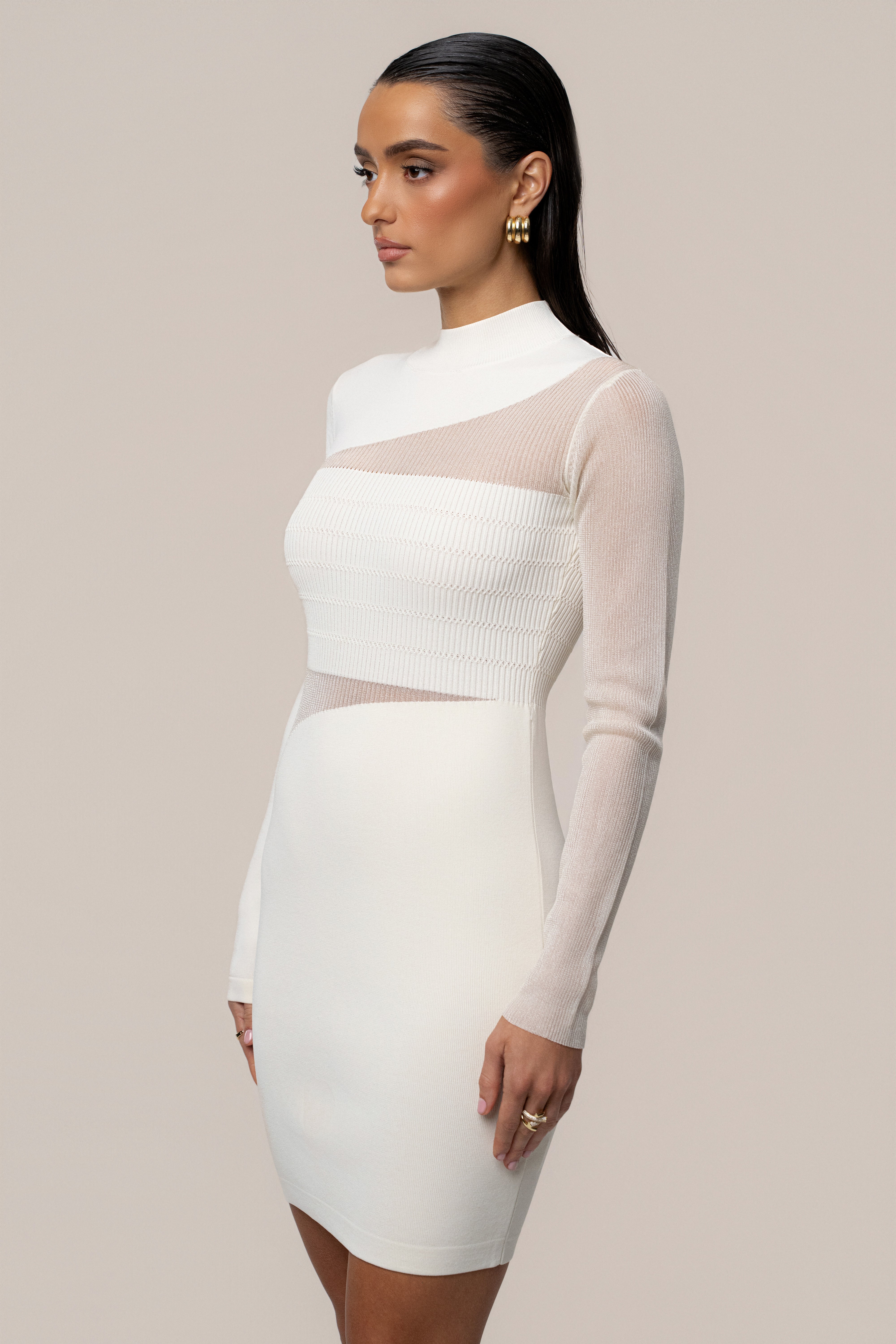 Robe en tricot transparent ivoire à col montant