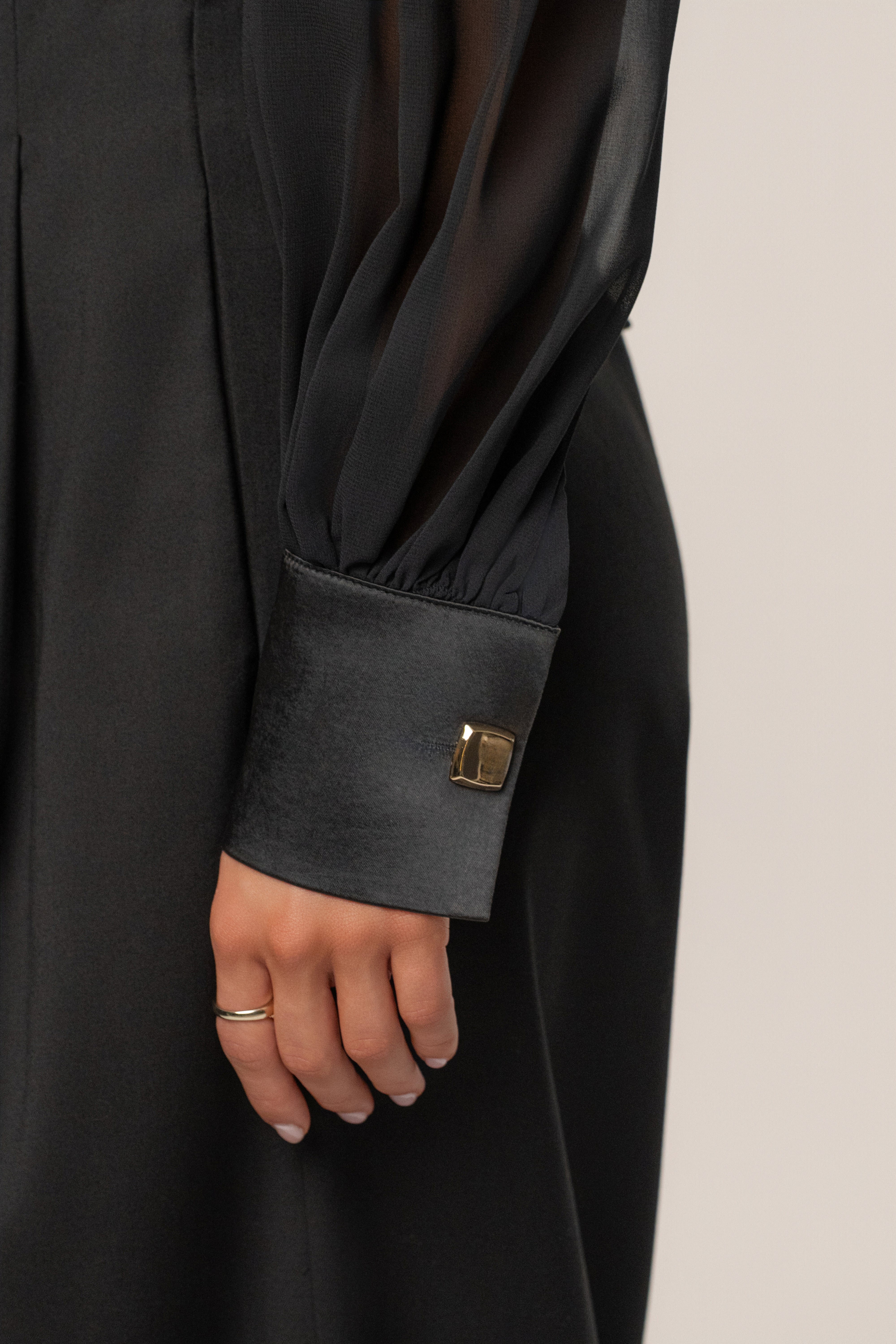 Top en chiffon plissé noir raffiné